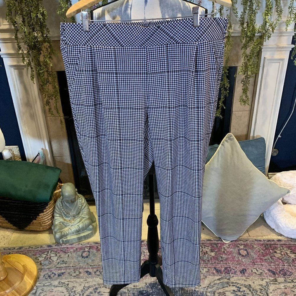 Torrid 0 black and white houndstooth plaid crepe georgette tapered pull on pants